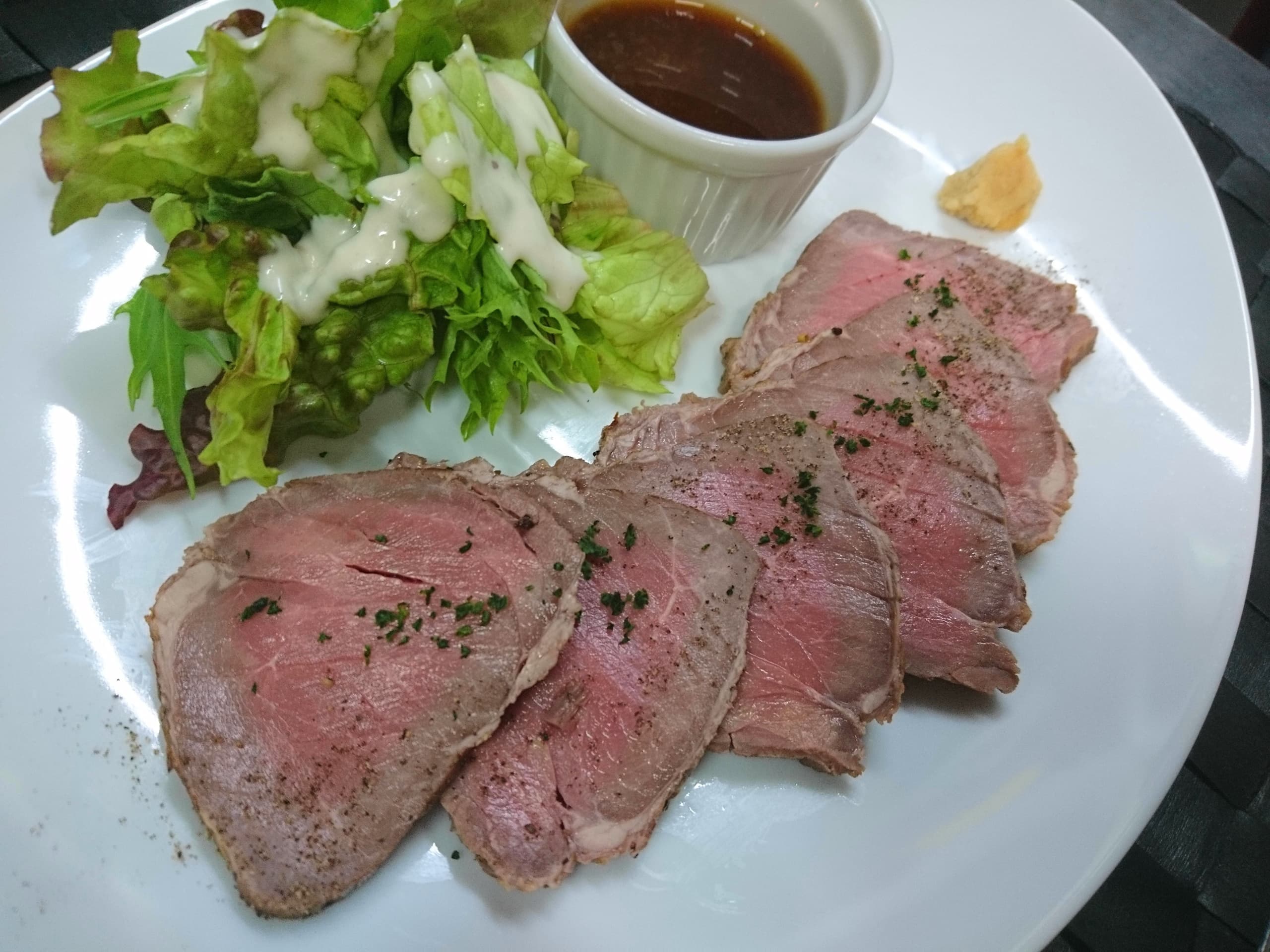 牛モモ肉のローストビーフ